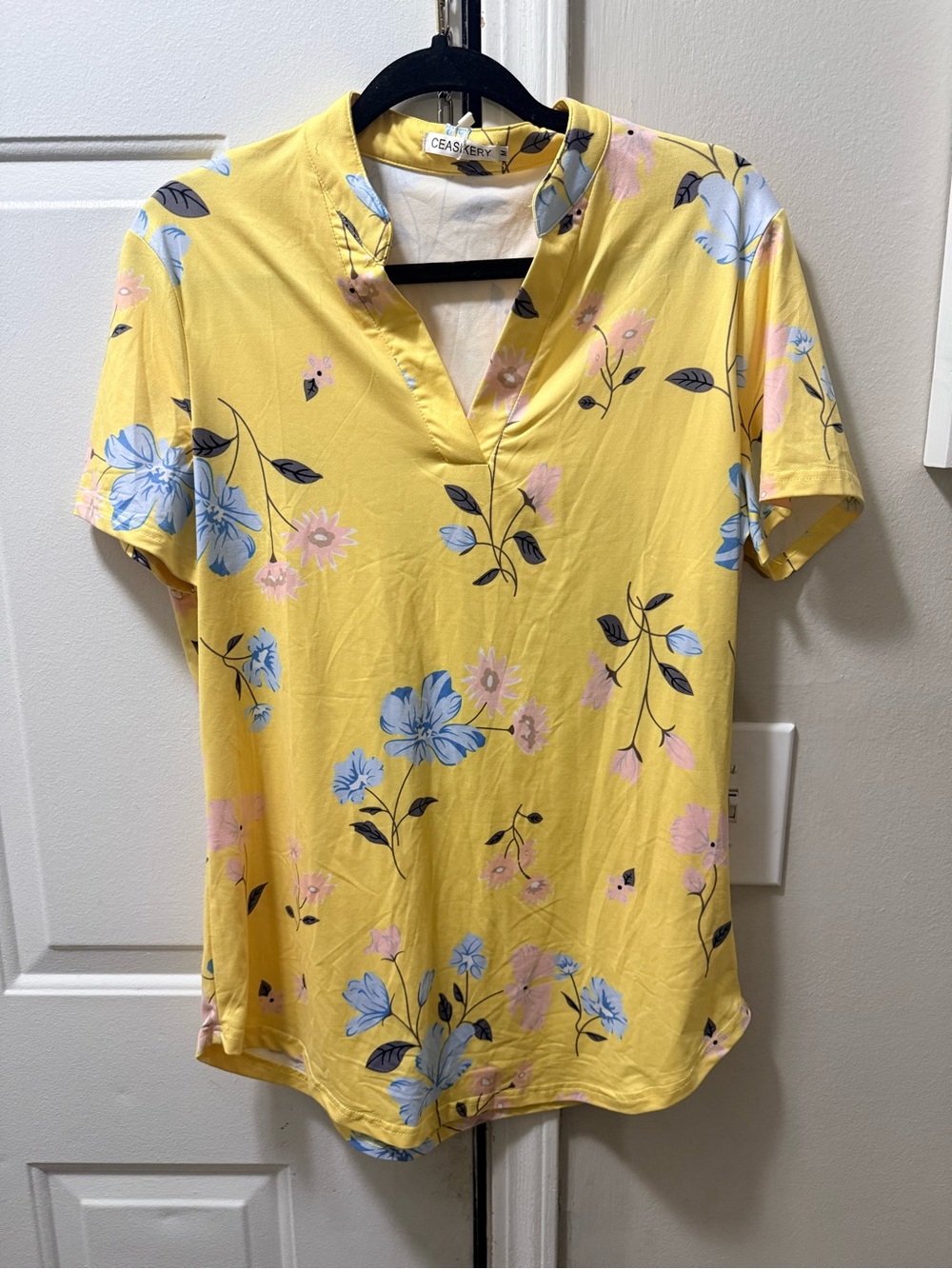 Ceasikery Yellow Floral Split V-Neck Top. Size M. NWT